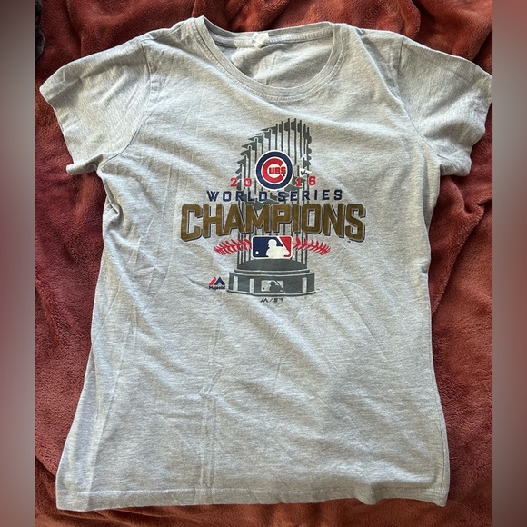 Chicago Cubs Tshirt - Picture 2 of 5